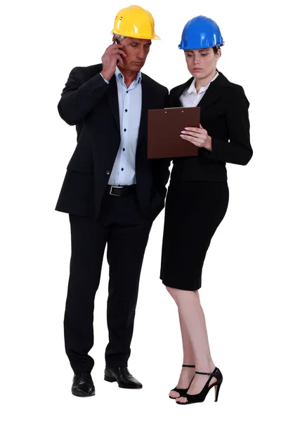 Businesspeople holding a clipboard — Stock Photo, Image