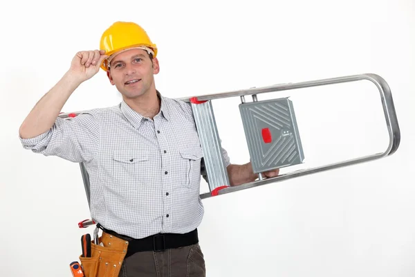 Bauarbeiter trägt Leiter — Stockfoto