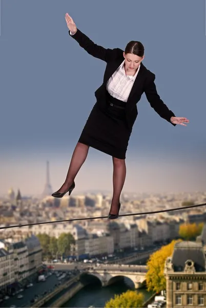 Empresária equilibrando na corda apertada — Fotografia de Stock