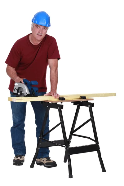 Artesano cortando una tabla — Foto de Stock