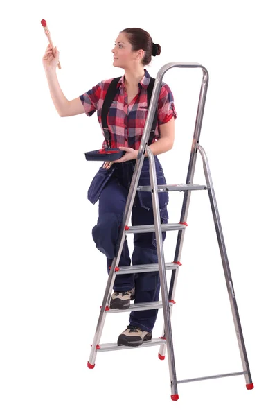 Decoradora femenina escalando una escalera —  Fotos de Stock