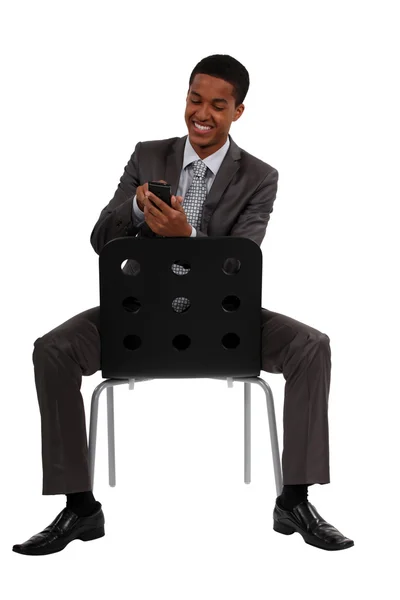 Homem rindo de mensagem de teste engraçado — Fotografia de Stock