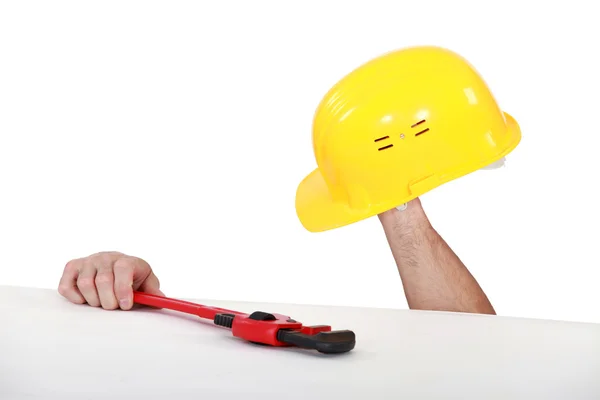 Homem mostrando capacete e paquímetro vernier — Fotografia de Stock