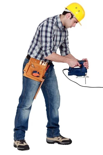 Řemeslník pracující s elektrickou řezačkou — Stock fotografie