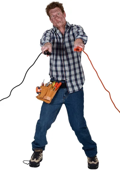 Hombre recibiendo una descarga eléctrica de los cables de salto —  Fotos de Stock