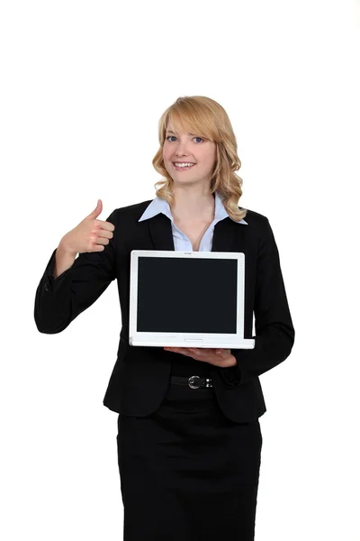 Бизнесмен держит ноутбук и показывает большой палец — стоковое фото