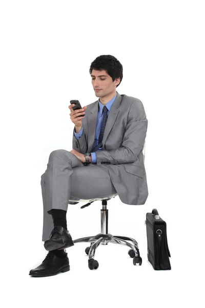 Бізнесмен сидів поруч з портфелем — стокове фото