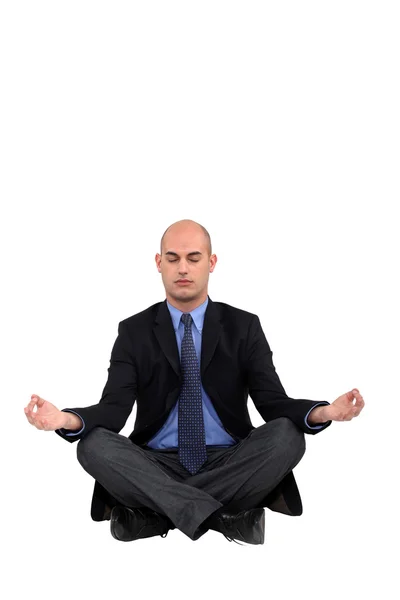 Zakenman in een yoga-positie — Stockfoto