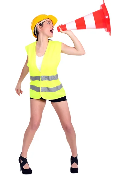 Atractiva trabajadora de la construcción gritando en el cono de tráfico —  Fotos de Stock