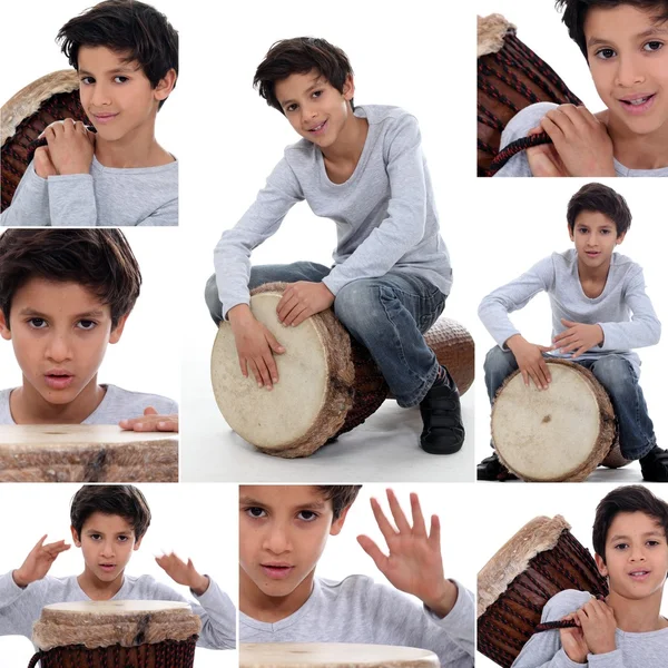 Kleiner Junge spielt auf einer traditionellen Trommel — Stockfoto