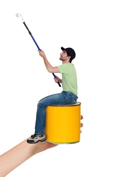 Hombre con un rodillo sentado en una lata de pintura — Foto de Stock