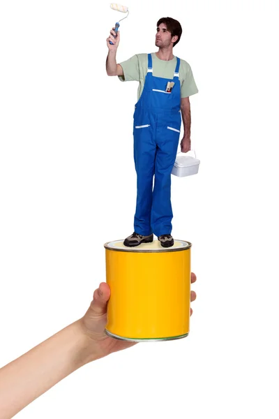 Decorateur staande op een pot van verf — Stockfoto