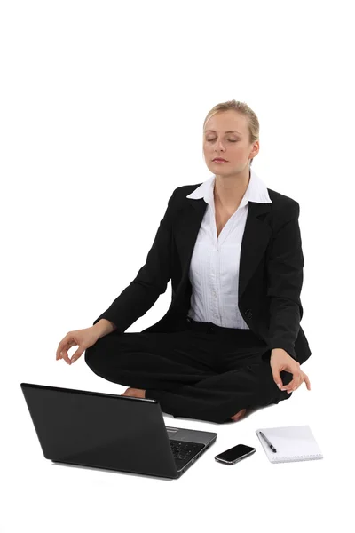 Femme d'affaires pratiquant le yoga devant son ordinateur portable — Photo