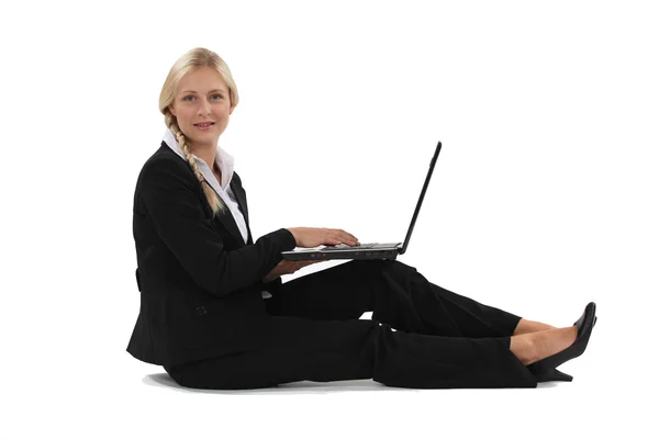 Blond businesswoman sat on the floor — Stock Photo, Image