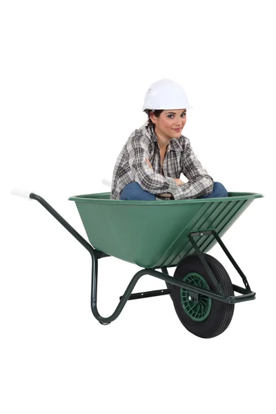 Craftswoman sentado em um carrinho de mão — Fotografia de Stock