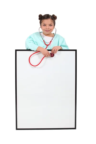 Una niña jugando a ser médico . — Foto de Stock