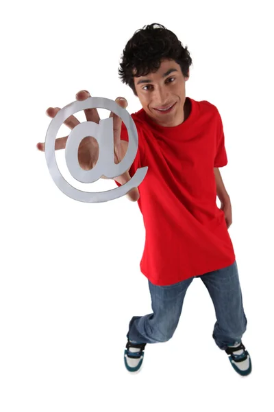 Menino adolescente segurando no símbolo — Fotografia de Stock