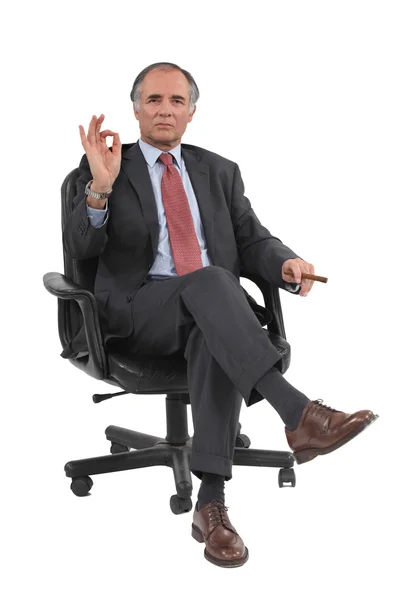 Hombre de negocios mayor sentado dando el gesto OK — Foto de Stock