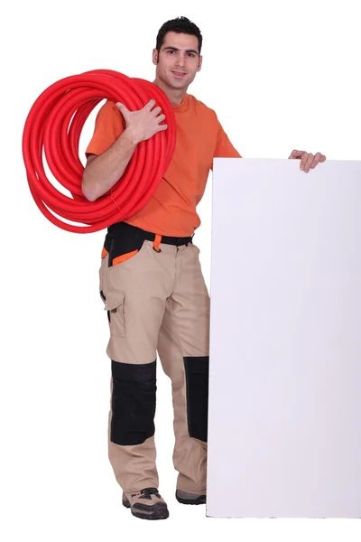 Údržbář s kabeláží kolem ramen — Stock fotografie