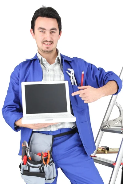 Eletricista com computador e equipamento — Fotografia de Stock