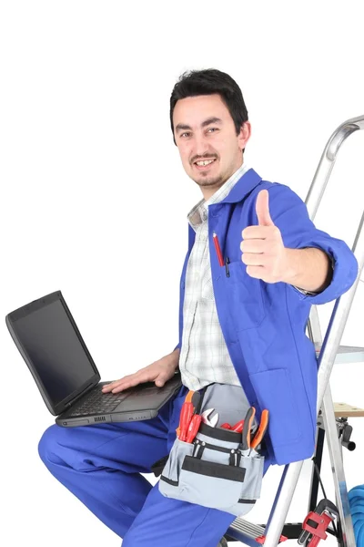 Klempner mit Laptop und Werkzeug — Stockfoto