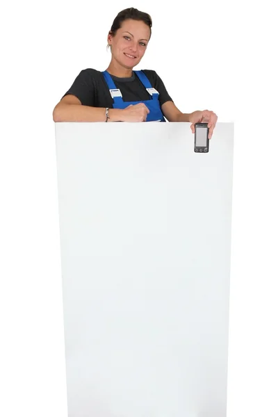 Encanador feminino ficou com painel de marketing — Fotografia de Stock