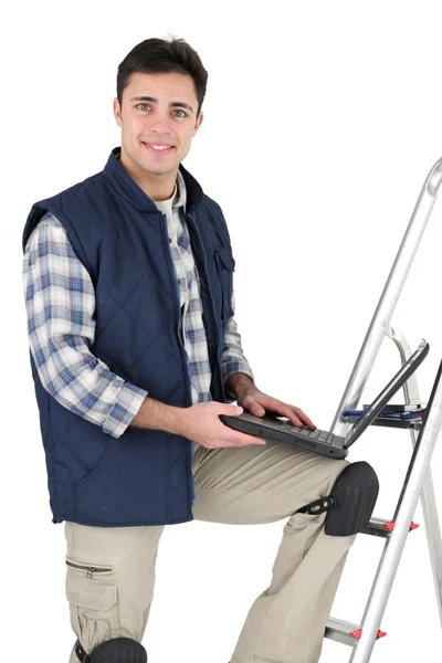 Builder med kakel och laptop — Stockfoto