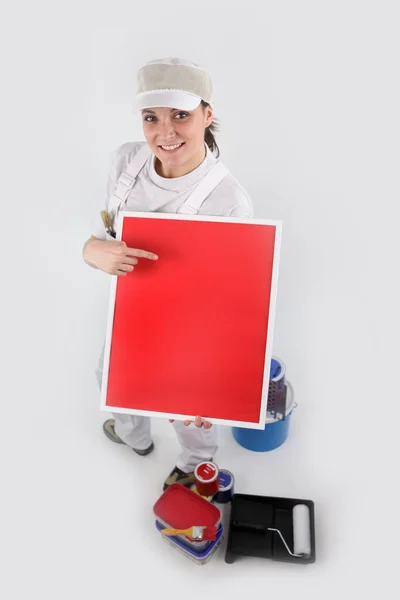 Pintor segurando um sinal vermelho em branco — Fotografia de Stock