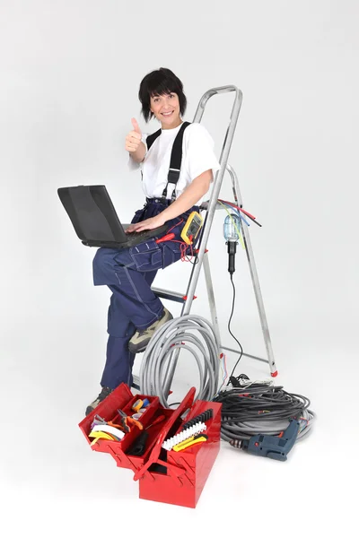Electricista femenina rodeada de herramientas —  Fotos de Stock