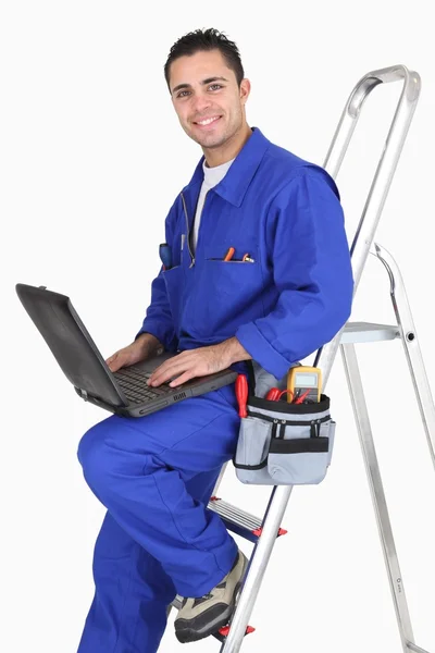 Mannelijke artisan werknemer met laptop — Stockfoto