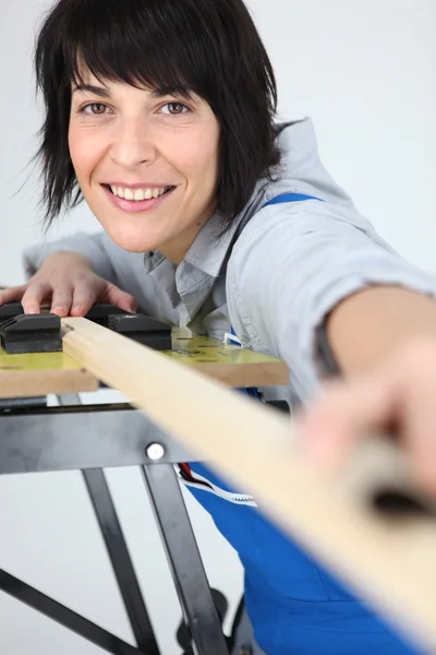 Female carpenter taking measurements — Stock Photo, Image