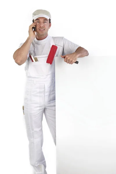 Decoratore maschio con pannello bianco — Foto Stock
