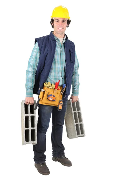 Homem carregando blocos de brisa — Fotografia de Stock