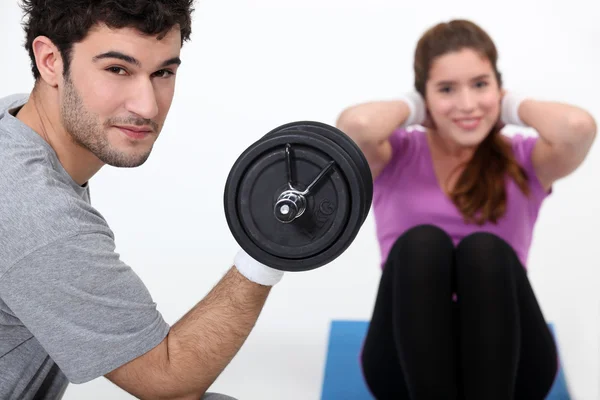 Casal jovem exercitando — Fotografia de Stock