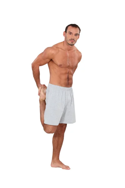 Muskularny mężczyzna robi gimnastyka — Zdjęcie stockowe