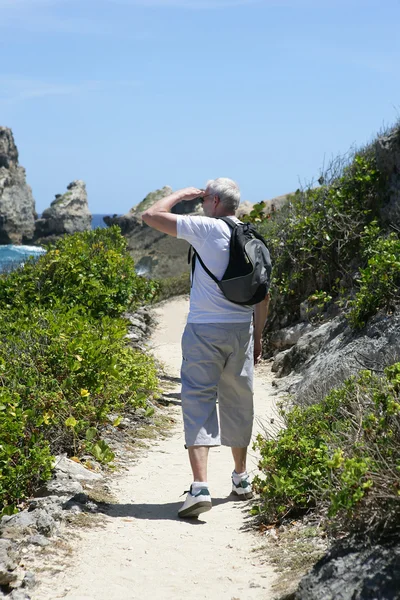 Hombre mayor usando prismáticos en la costa —  Fotos de Stock