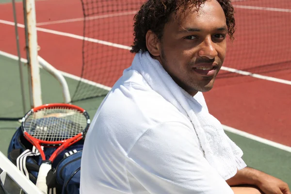 Joueur de tennis masculin tenant une raquette au-dessus de l'épaule pendant le match sur un court dur — Photo