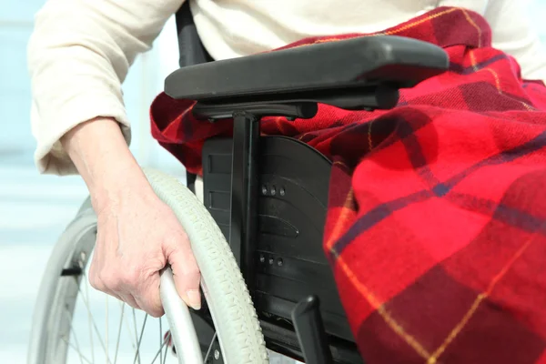 Seniora tlačí invalidní vozík — Stock fotografie