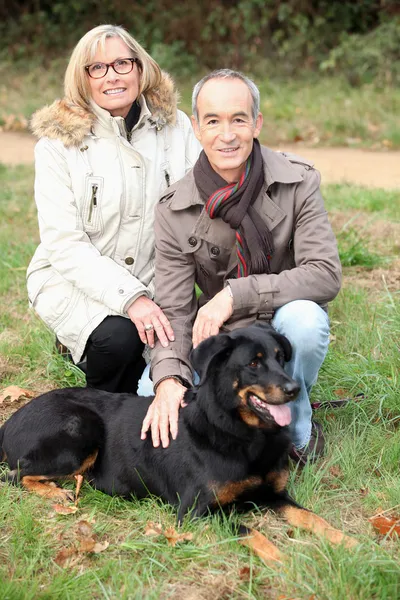 Casal mais velho com um cão — Fotografia de Stock