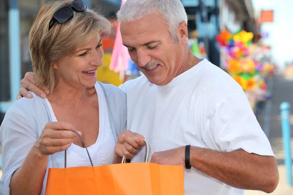 Coppia matura guardando borsa — Foto Stock