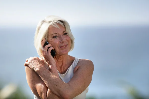 Mulher sênior usando um celular — Fotografia de Stock