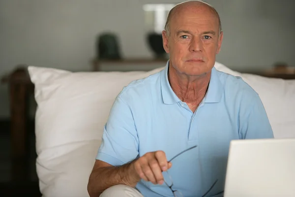 Uomo anziano con laptop — Foto Stock