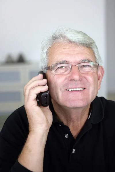 Gelukkig senior op de telefoon — Stockfoto