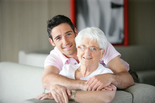 взрослые дети с родителями. бабушка обнимает внуков. пожилые родители и взрослые дети. бабушка обнимает внука. пожилые люди.