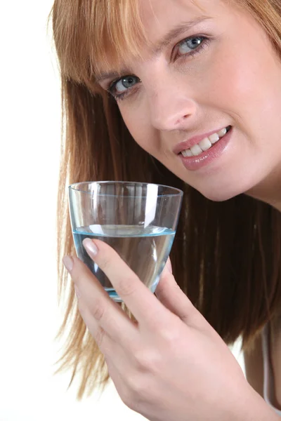 Femme avec verre d'eau — Photo