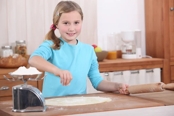 Девочка делает выпечку — стоковое фото