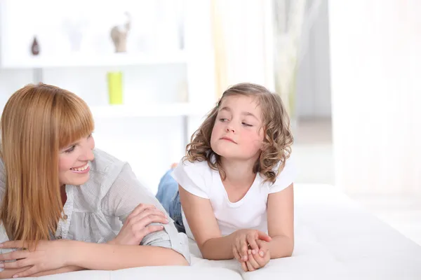 Mutter und Tochter zu Hause — Stockfoto