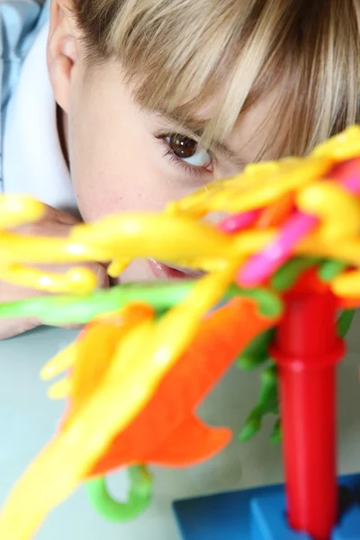 Liten pojke leker med en plast leksak — Stockfoto