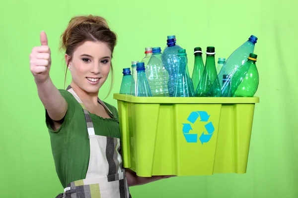Žena recyklace plastové láhve — Stock fotografie