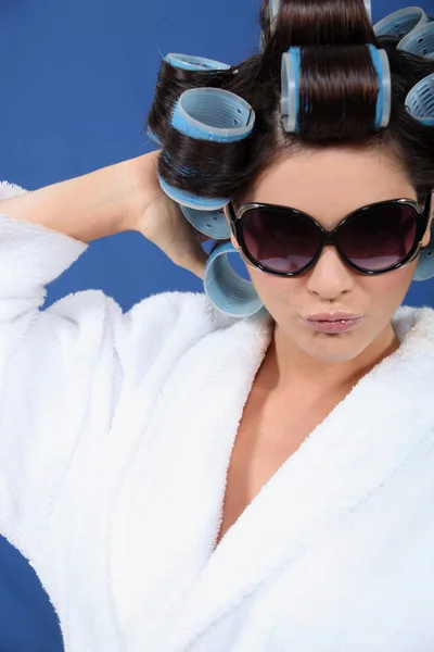 Mujer posando usando gafas de sol y rodillos para el cabello — Foto de Stock